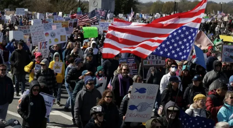 Masivas manifestaciones contra Trump movilizan a millones en EE. UU. y el extranjero