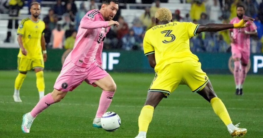 Messi llegó al gol 900 de su trayectoria y batió un récord legendario de CR7