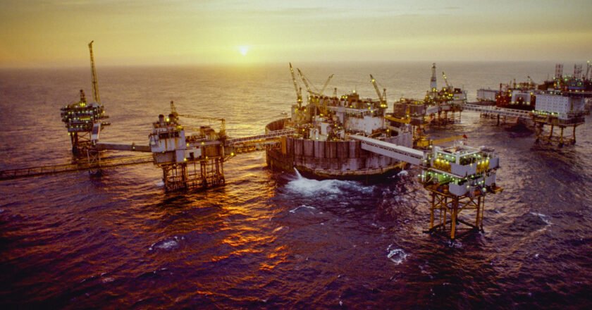 EE.UU. levanta las sanciones al petróleo iraní en plena guerra ¿Por qué es tan insólito?