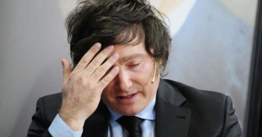 Derrumbe oficialista: más de la mitad del país rechaza a Milei y el 73% pide la renuncia de Adorni