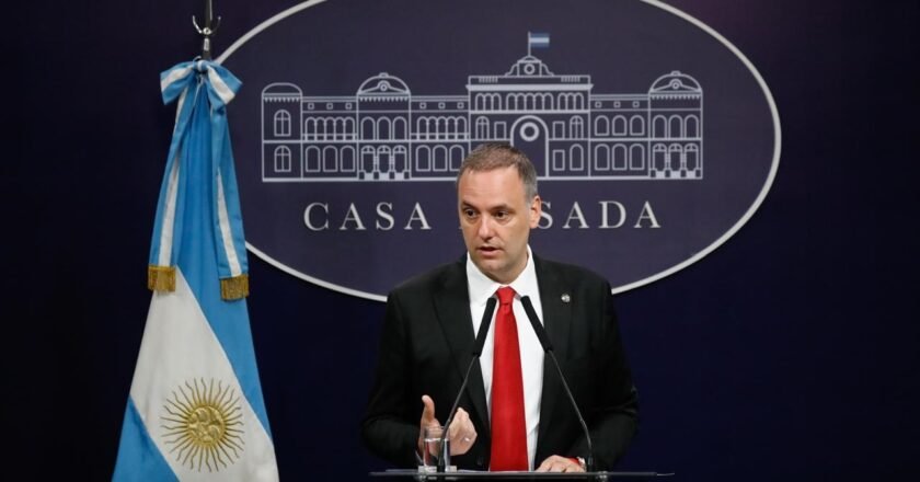 Nada que ocultar, nada que aclarar: la respuesta de Adorni ante la polémica