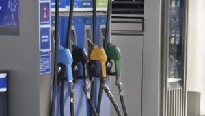 El Gobierno postergó la suba de impuestos a los combustibles hasta octubre