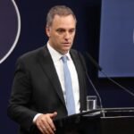 Citan a declarar a la escribana que certificó la compra del departamento de Adorni en Caballito