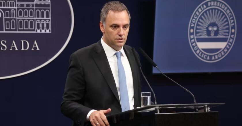 Citan a declarar a la escribana que certificó la compra del departamento de Adorni en Caballito