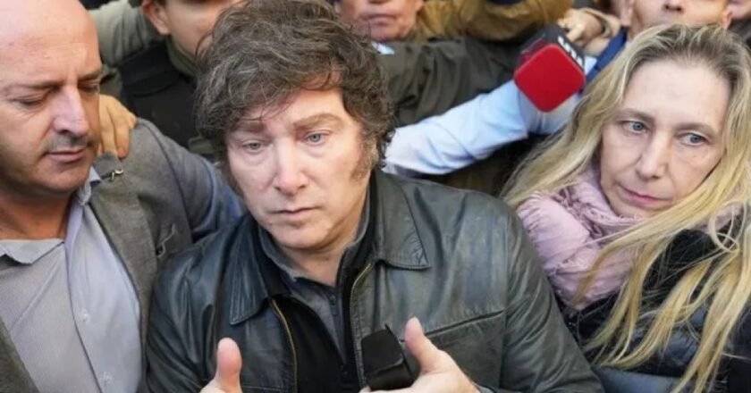 Entre insultos y respaldo: la compleja llegada de Milei a Tucumán