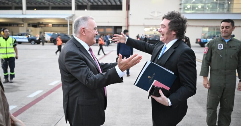 Aquí no pasó nada: efusivo saludo entre Jaldo y Milei en el aeropuerto Benjamín Matienzo