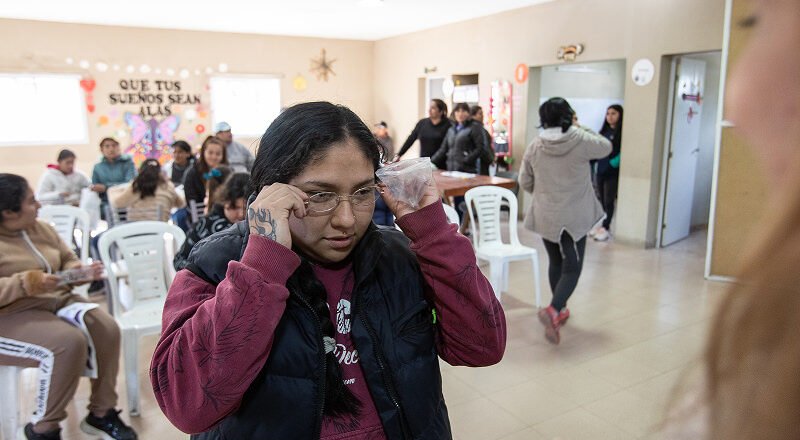 Promover Salud: cómo una tapita de plástico termina convertida en un anteojo recetado