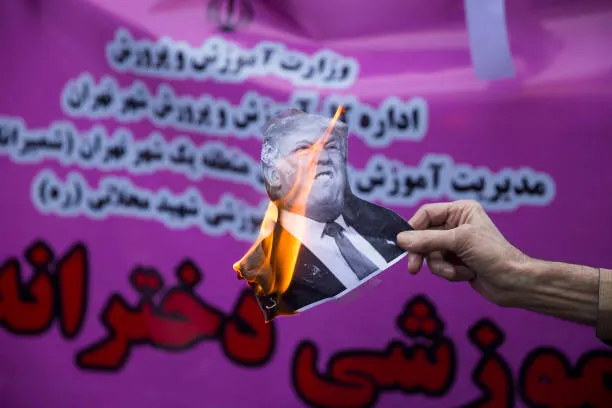 El mundo en suspenso: Trump frena el reloj de la guerra y abre una ventana de cinco días con Irán