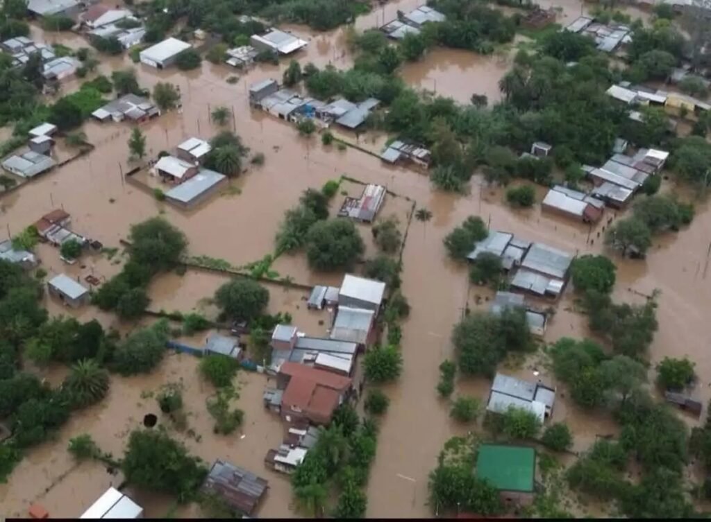 Vista aérea de las inundaciones en La Madrid, Tucumán, comparativa de costos de infraestructura.