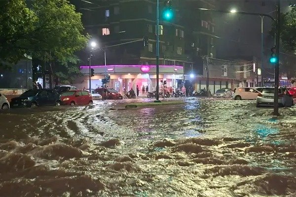 Calles inundadas y caída de agua intensa en Tucumán tras el fuerte temporal.