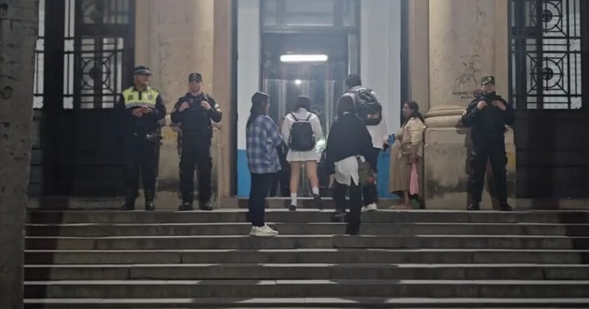 Escuelas y colegios mantendrán la custodia policial por las amenazas de tiroteos