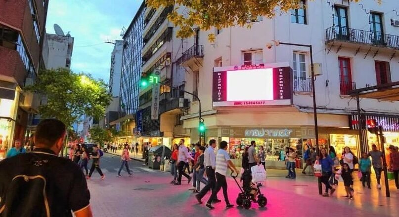 El comercio de San Miguel de Tucumán define su esquema para el fin de semana extra largo