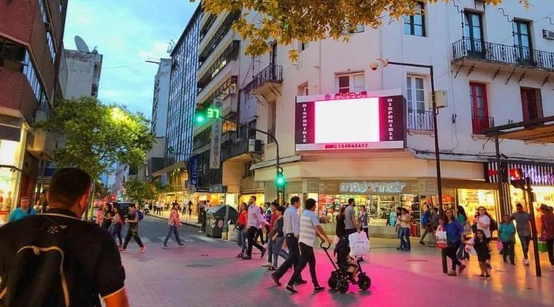 Locales comerciales en el microcentro de San Miguel de Tucumán durante un feriado.