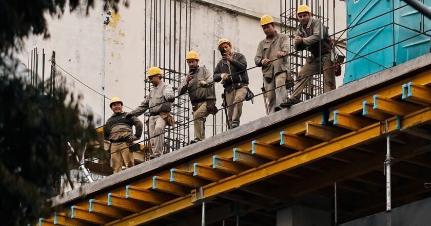 Radiografía del trabajo: el sector registrado pierde 125 mil puestos mientras se dispara el registro de monotributistas