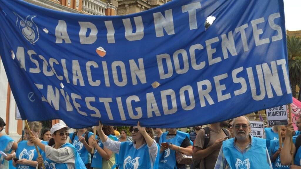 Docentes universitarios realizan protesta con clases públicas en reclamo de financiamiento