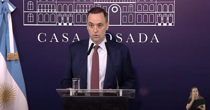 Manuel Adorni deberá responder 4.800 preguntas sobre su patrimonio y viajes al exterior