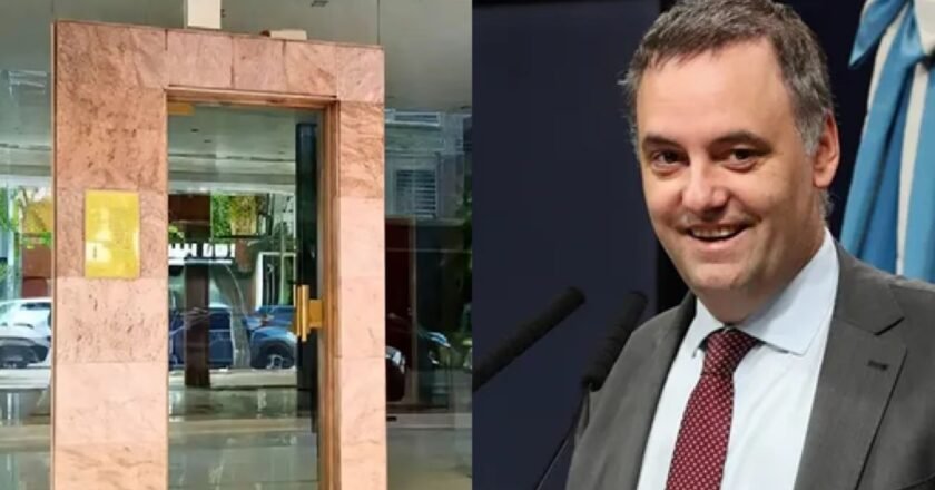 El hijo de una de las jubiladas declaró que Adorni le debe otros 65.000 dólares por el departamento de Caballito