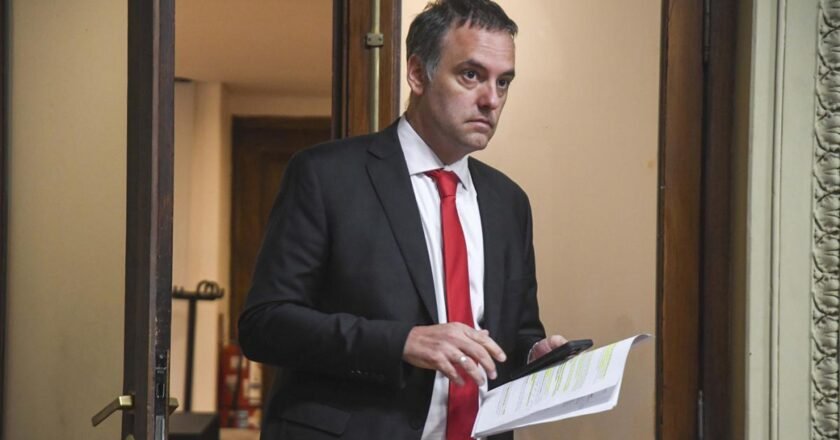 Allanan tres sucursales de la inmobiliaria que intervino en la venta del departamento de Adorni