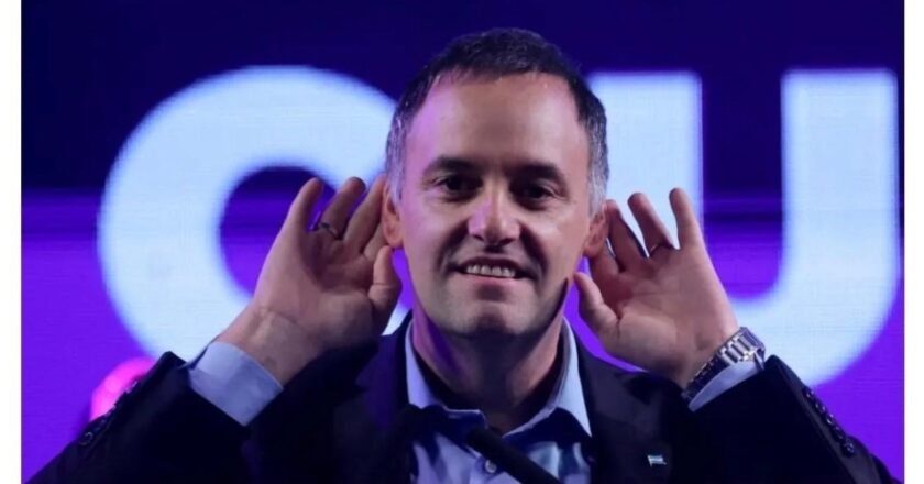 Un diario de España compara a Adorni con un funcionario de Pedro Sánchez, preso por corrupción