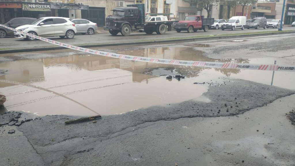 Hundimiento en Av. Roca: hay tránsito interrumpido y afecta el suministro de agua