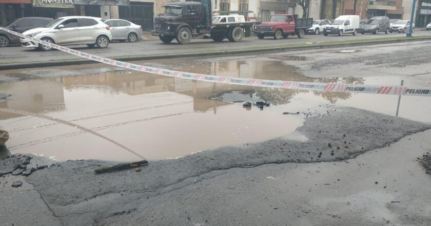 Hundimiento en Av. Roca: hay tránsito interrumpido y afecta el suministro de agua