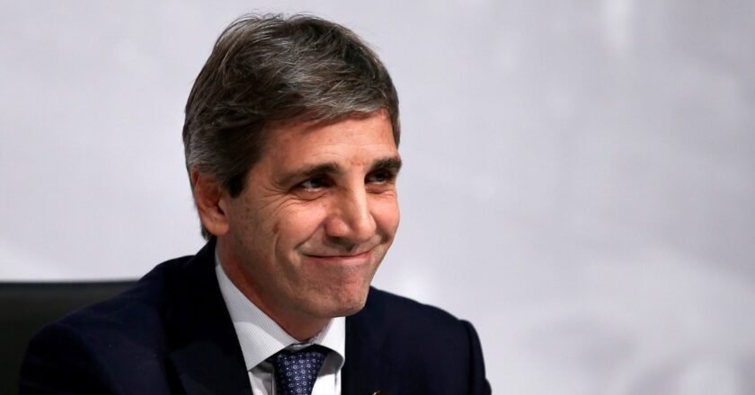 Caputo aseguró que el Gobierno avanzará con la baja de impuestos y las privatizaciones: “El camino es este”