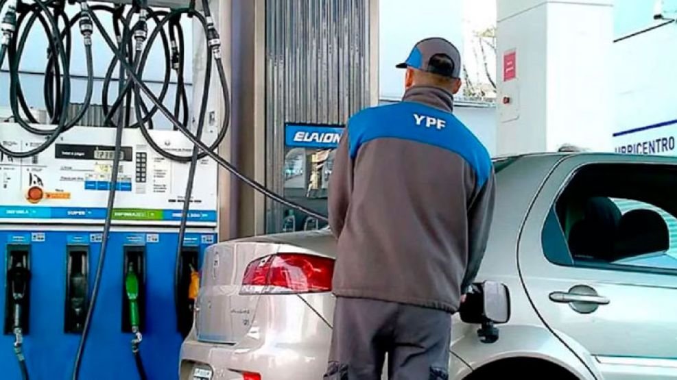 Estación de servicio YPF en Argentina, precios de combustibles estables en abril 2026.