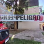 Se derrumbó parte del techo de un edificio en la Capital y dos personas quedaron atrapadas