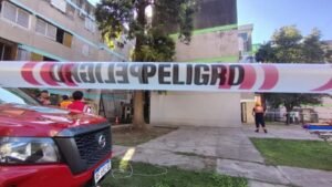 Se derrumbó parte del techo de un edificio en la Capital y dos personas quedaron atrapadas