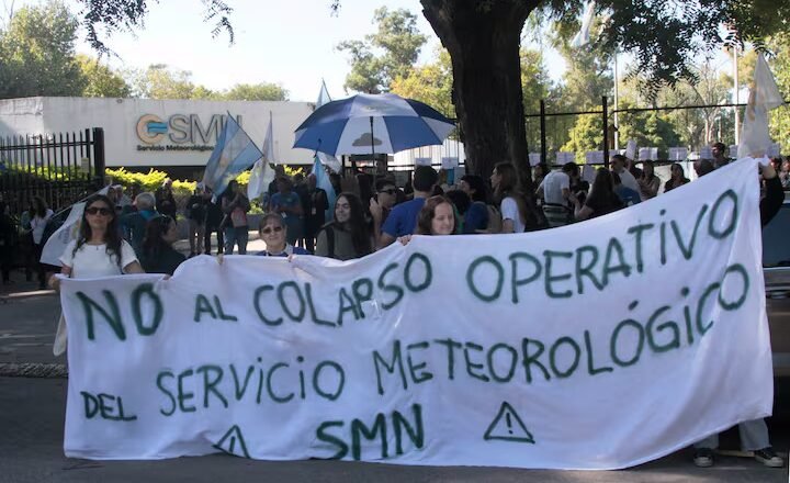 Trabajadores del Servicio Meteorológico Nacional realizaron un abrazo simbólico contra los despidos