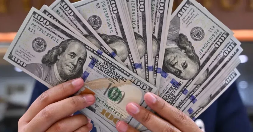El dólar volvió a bajar y acumula una caída de $13 en lo que va de la semana
