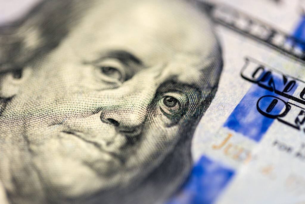 El dólar se ubica por debajo de los $1.400: ¿A qué se debe su caída?