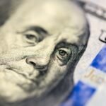 El dólar se ubica por debajo de los $1.400: ¿A qué se debe su caída?