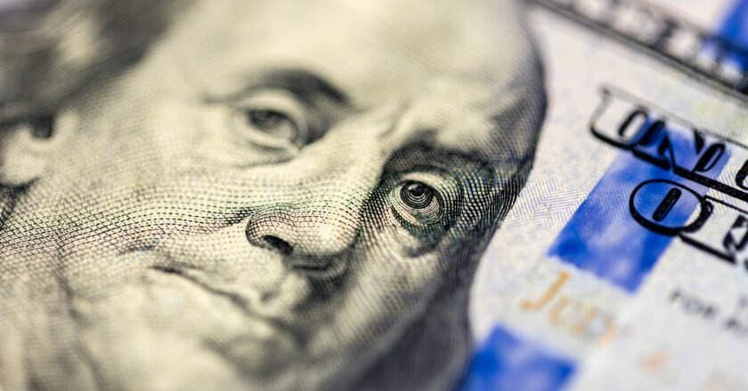 El dólar se ubica por debajo de los $1.400: ¿A qué se debe su caída?