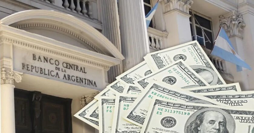 Dólar hoy: la cotización oficial perforó los $1.400 y el blue se mantiene estable