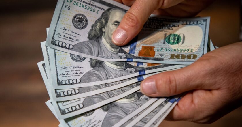 El dólar cayó $5: en qué precio terminó este martes 8 de abril