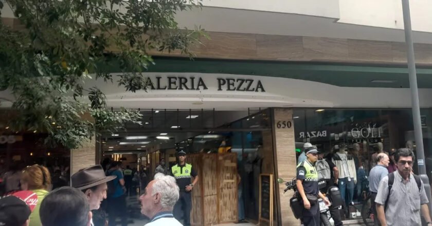 Un hombre se descompensó en una galería del microcentro tucumano