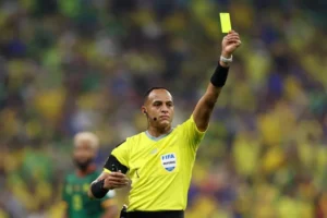 Una nueva regla con las tarjetas revoluciona el Mundial