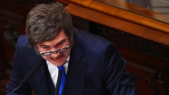 “Sigue la motosierra”: Milei indicó que no renunciará al superávit fiscal 