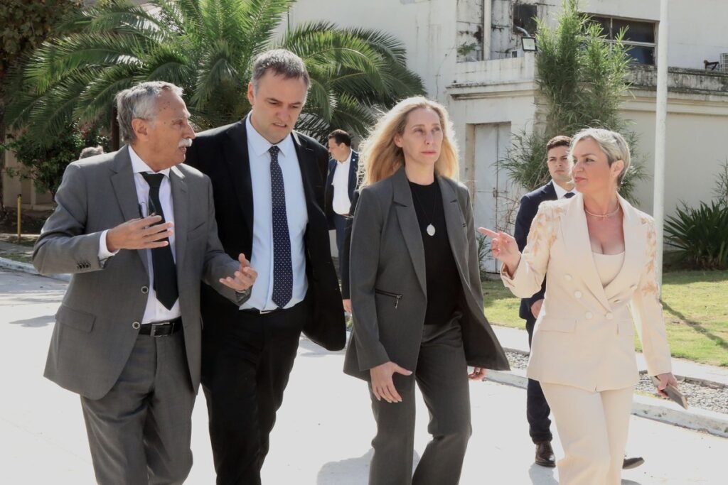 Karina Milei respaldó a Adorni y apareció con Lugones, en conflicto con el PAMI