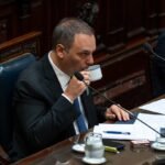 Show, pochoclos y carteles: así fue el debut de Adorni en Diputados