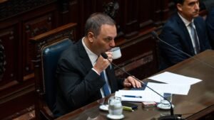 Show, pochoclos y carteles: así fue el debut de Adorni en Diputados