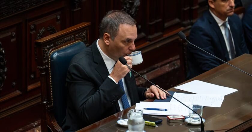 Show, pochoclos y carteles: así fue el debut de Adorni en Diputados