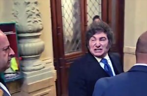 Enfurecido por las preguntas a Adorni, Milei llamó “chorros corruptos” a los periodistas y “asesinos” a los opositores