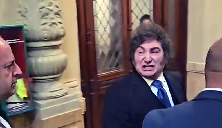 Enfurecido por las preguntas a Adorni, Milei llamó “chorros corruptos” a los periodistas y “asesinos” a los opositores