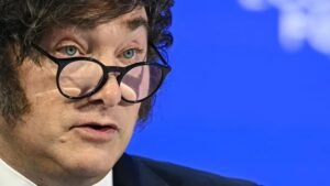 La confianza en el Gobierno de Milei tocó su punto más bajo en abril