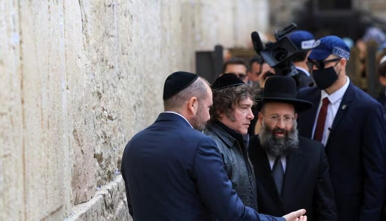En medio de la guerra en Medio Oriente, Milei visitó el Muro de los Lamentos y después se reunirá con Netanyahu