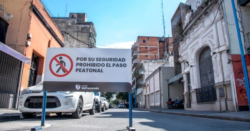 Alerta en el microcentro: sigue el corte total en calle Mendoza por peligro de derrumbe