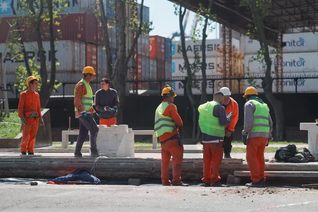 Febrero negro para la industria: retrocedió 8,7% interanual y 4% contra enero