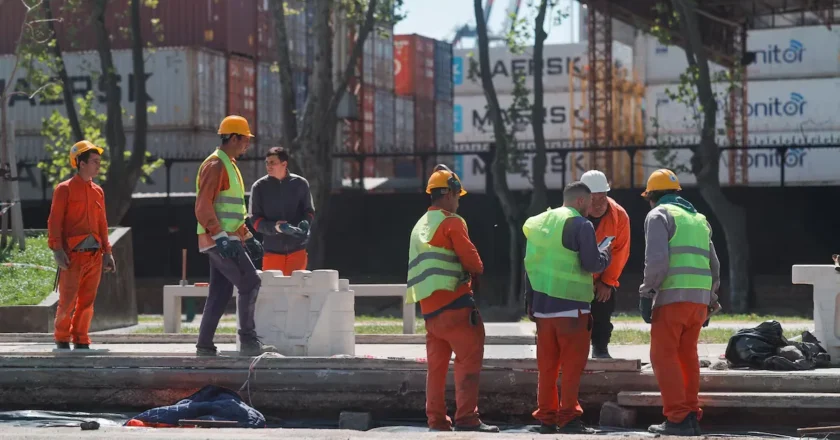 Febrero negro para la industria: retrocedió 8,7% interanual y 4% contra enero